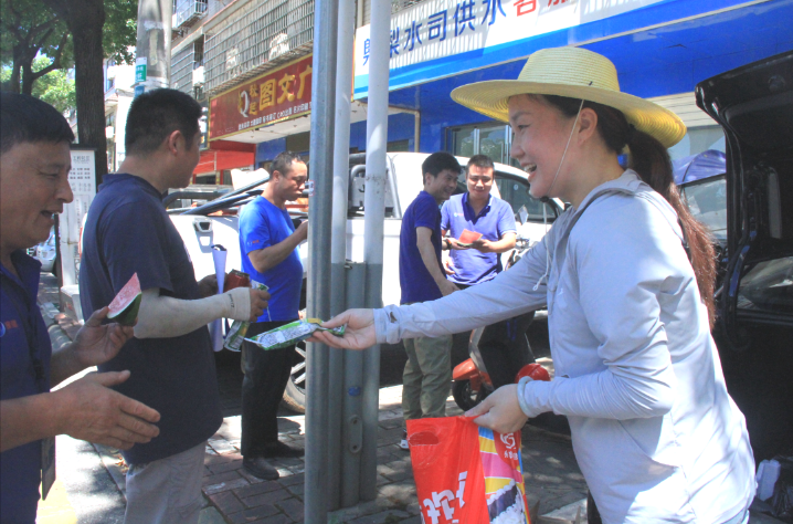 酷暑送清涼，關(guān)懷沁人心